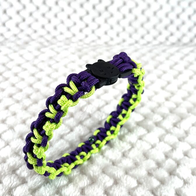 [公式]パラコード編み#307 ねこ用首輪2色使いのスッキリ配色立てかけた画像