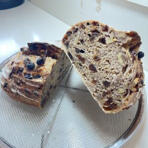 レーズンクルミ入りカンパーニュ断面画像